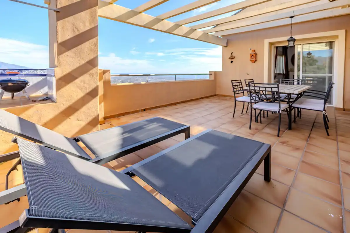 Terrasse von Dachboden zum Verkauf in Ojén mit Klimaanlage, Terrasse und Abstellraum