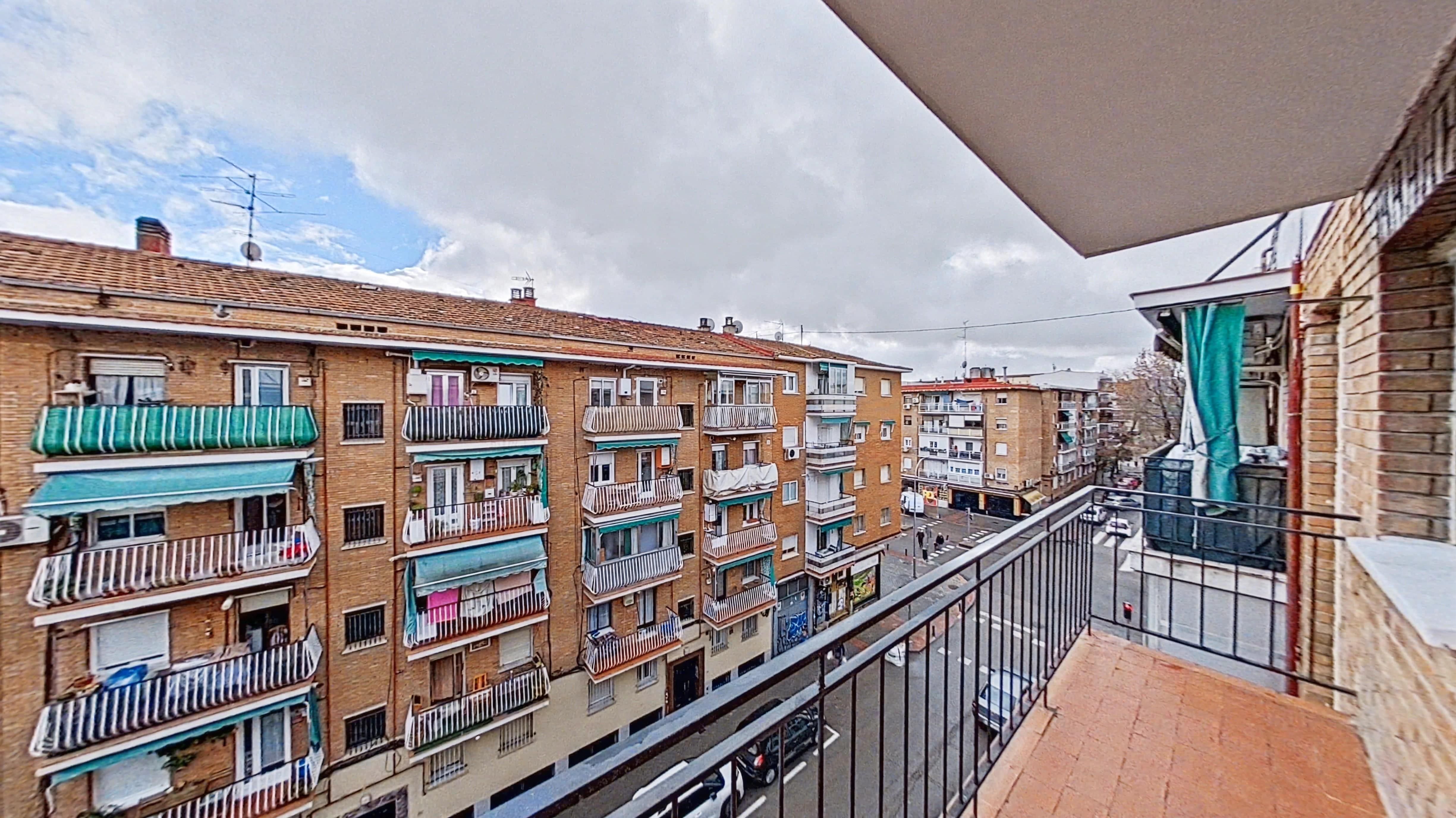 Vista exterior de Piso de alquiler en  Madrid Capital con Terraza, Horno y Se aceptan mascotas