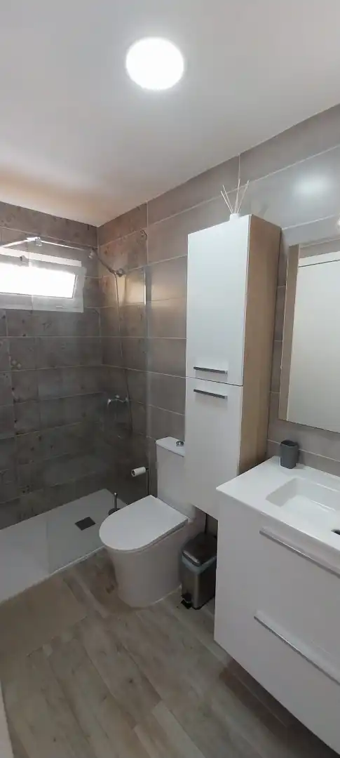 Bany de Apartament de lloguer en San Bartolomé de Tirajana amb Aire condicionat, Calefacció i Terrassa