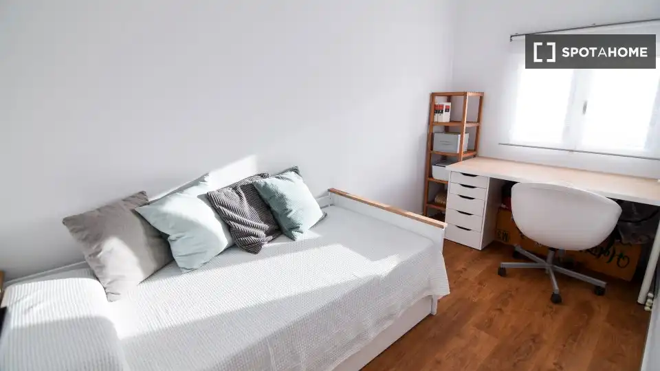 Dormitori de Apartament per a compartir en Barcelona amb Aire condicionat, Terrassa i Moblat