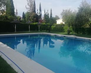 Piscina de Casa adosada en venda en Tomares amb Aire condicionat, Terrassa i Piscina