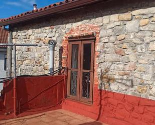 Vista exterior de Casa adosada en venda en Meruelo amb Jardí privat