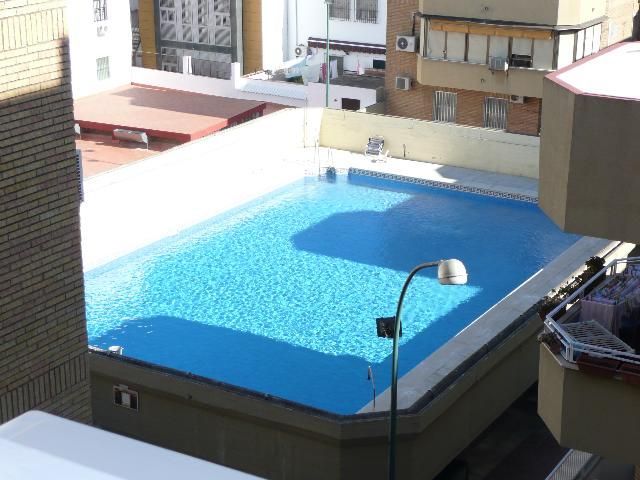 Piscina de Pis de lloguer en  Sevilla Capital amb Aire condicionat, Terrassa i Moblat