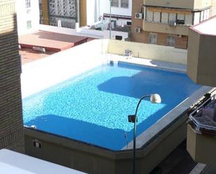 Piscina de Pis de lloguer en  Sevilla Capital amb Aire condicionat, Terrassa i Moblat