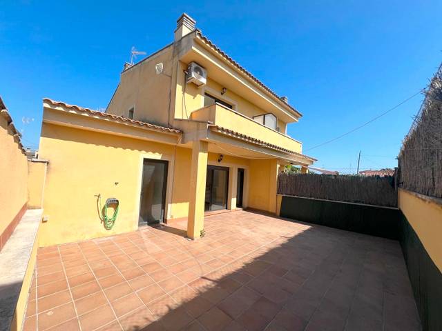 Casa adosada en Venta en Santa Oliva