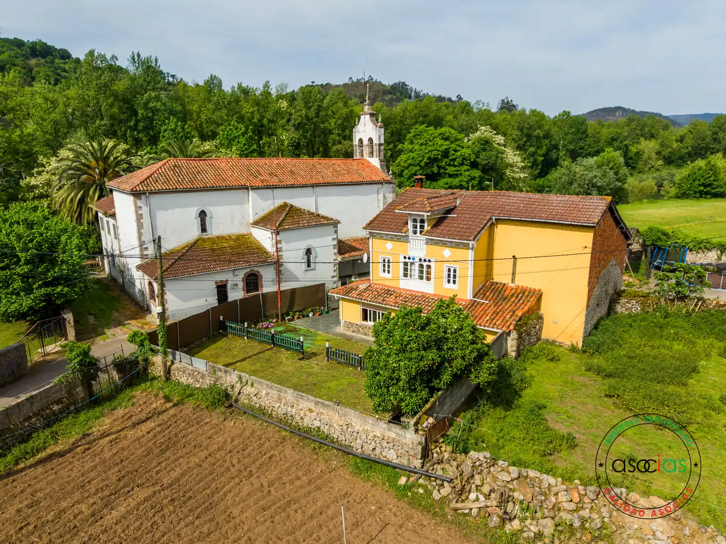 Vista exterior de Casa o chalet en venta en Las Regueras   con Calefacción y Jardín privado