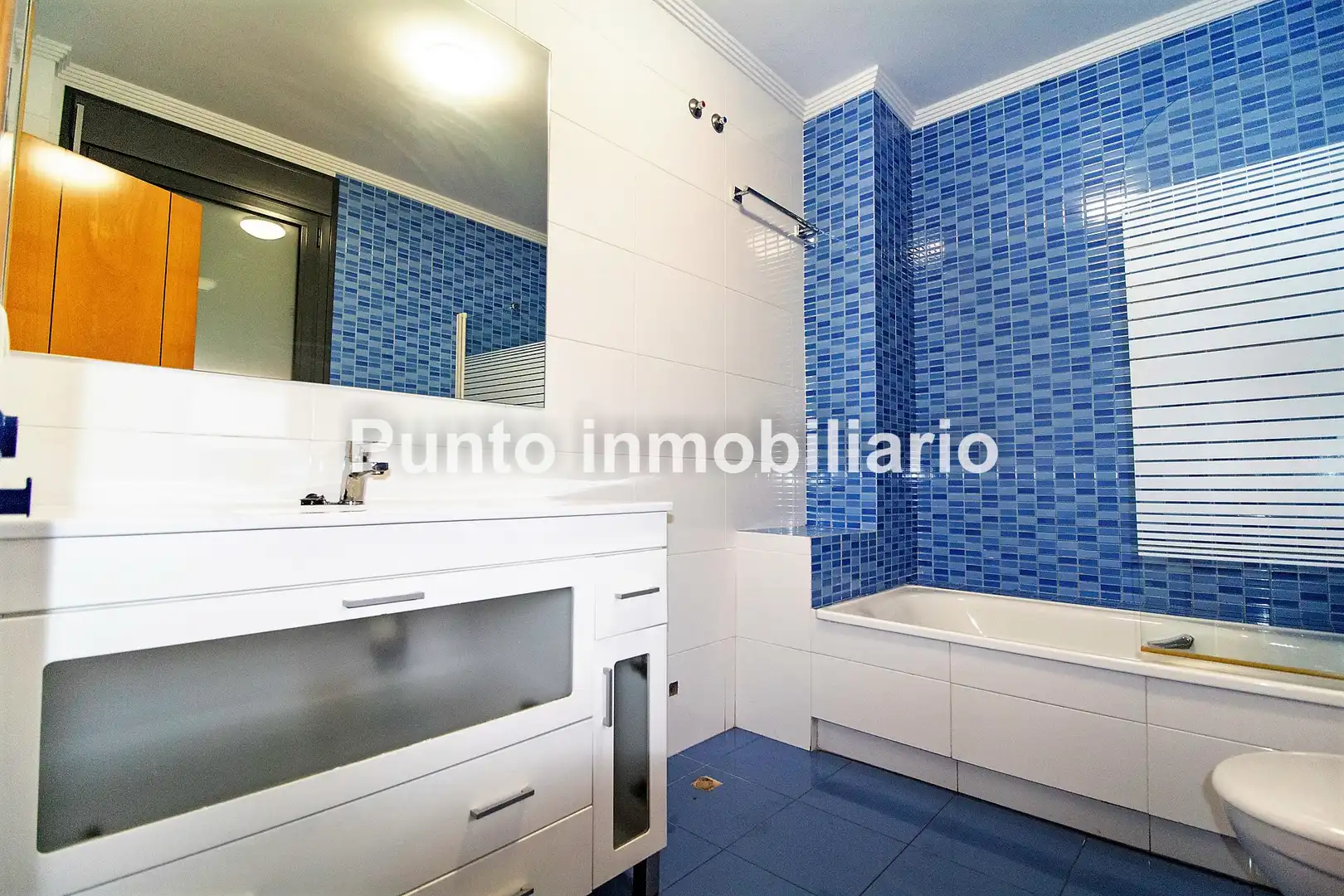 Bathroom of Houses for sale in Valladolid  with Heating, Private garden and Parquet flooring
