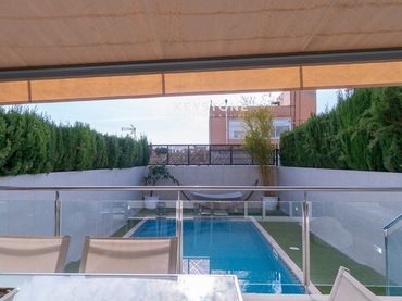 Adossat amb piscina en venda a Ponent