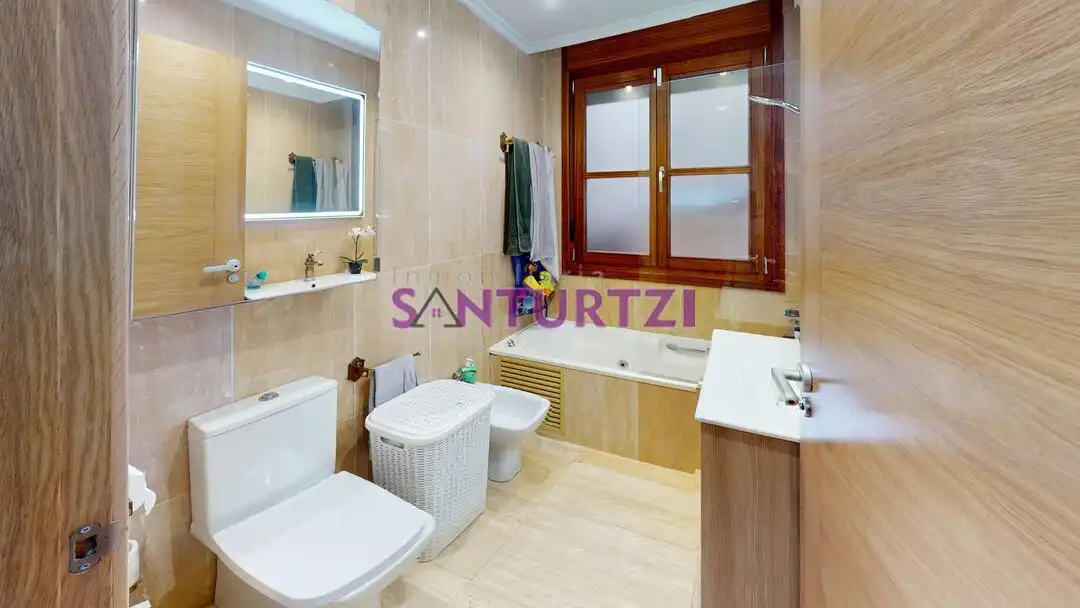 Baño de Piso en venta en Santurtzi  con Calefacción, Terraza y Trastero