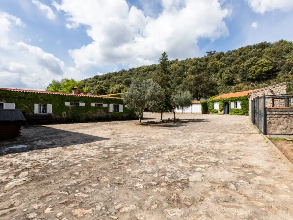 Vista exterior de Casa o chalet en venta en Espinoso del Rey con Terraza, Piscina y Amueblado