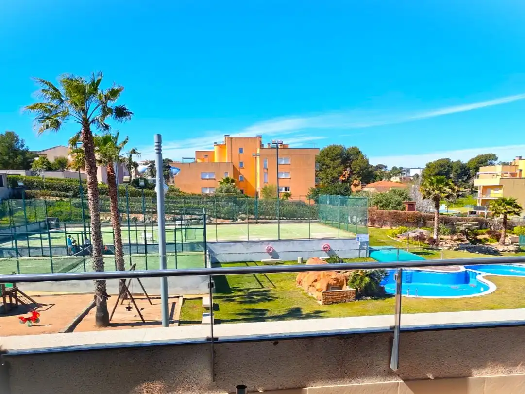 Pis amb piscina en venda a Calle de la Tramuntana 4