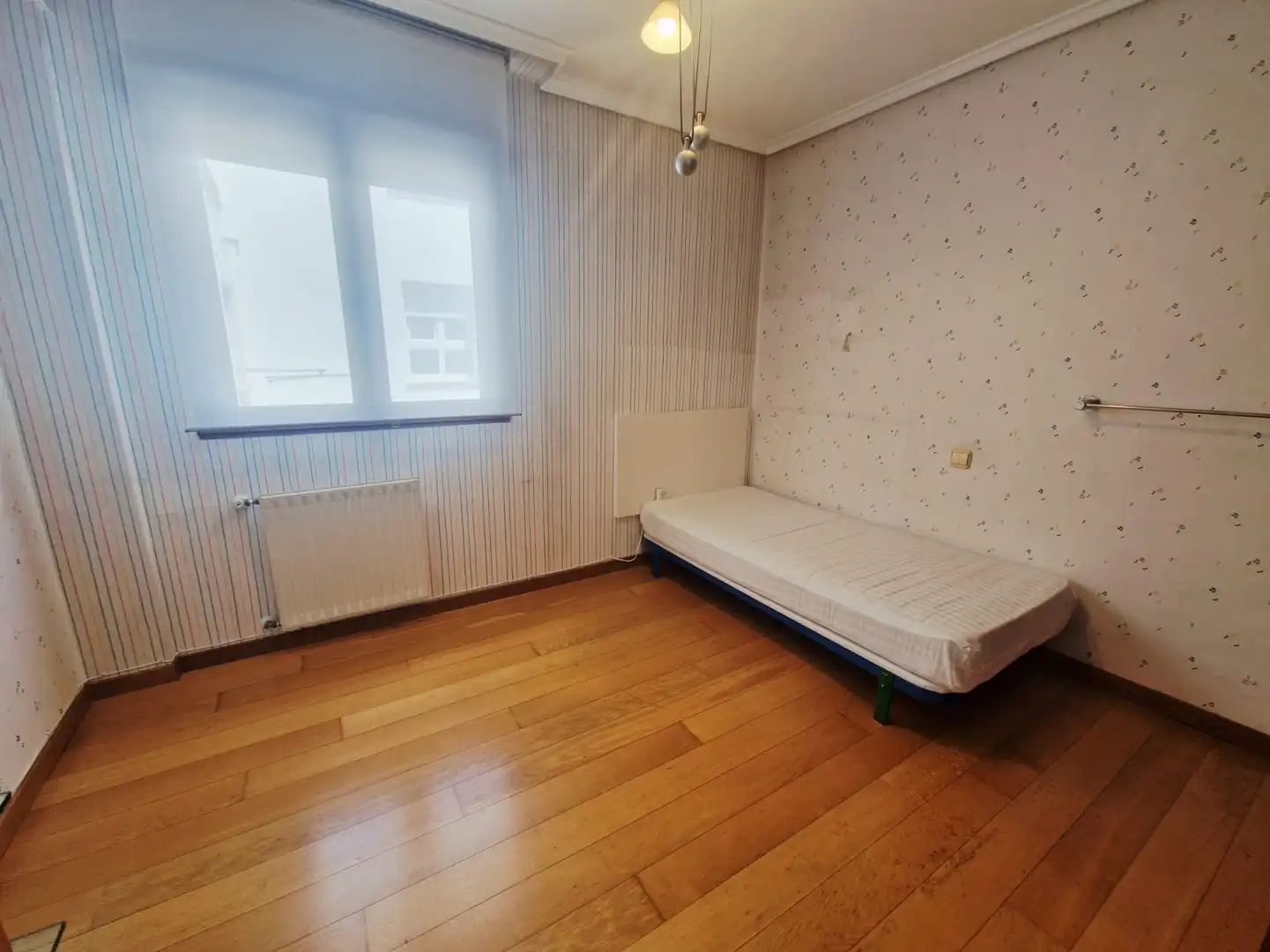 Habitación de Ático en venta en Avilés con Calefacción y Terraza