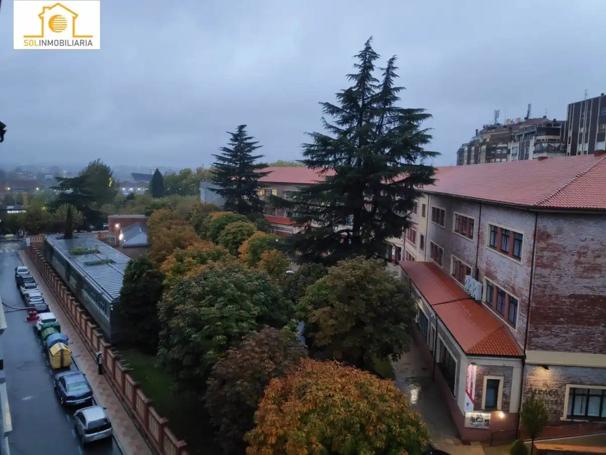 Vista exterior de Piso en venta en León Capital  con Calefacción, Amueblado y TV