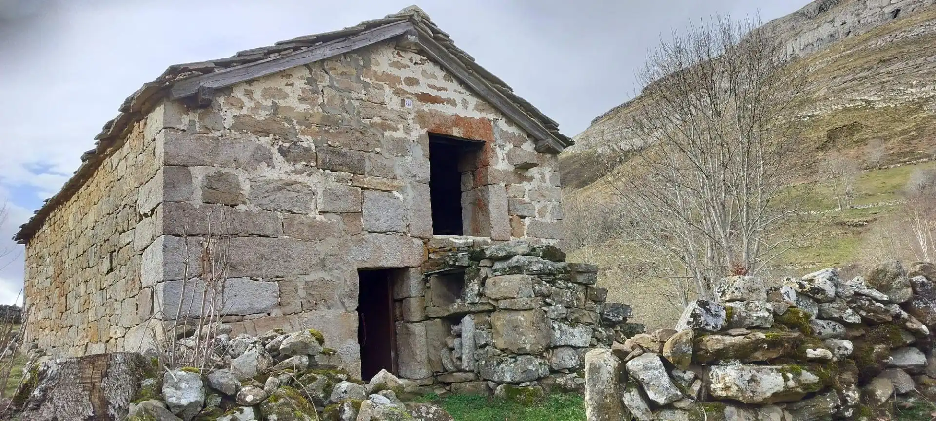 Vista exterior de Finca rústica en venda en Espinosa de los Monteros amb Jardí privat