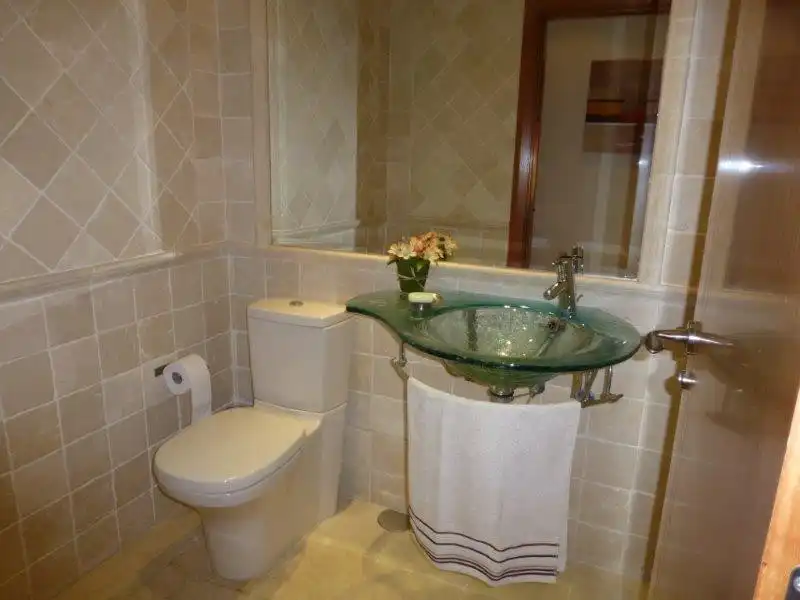 Baño de Apartamento de alquiler en Marbella con Aire acondicionado, Terraza y Amueblado