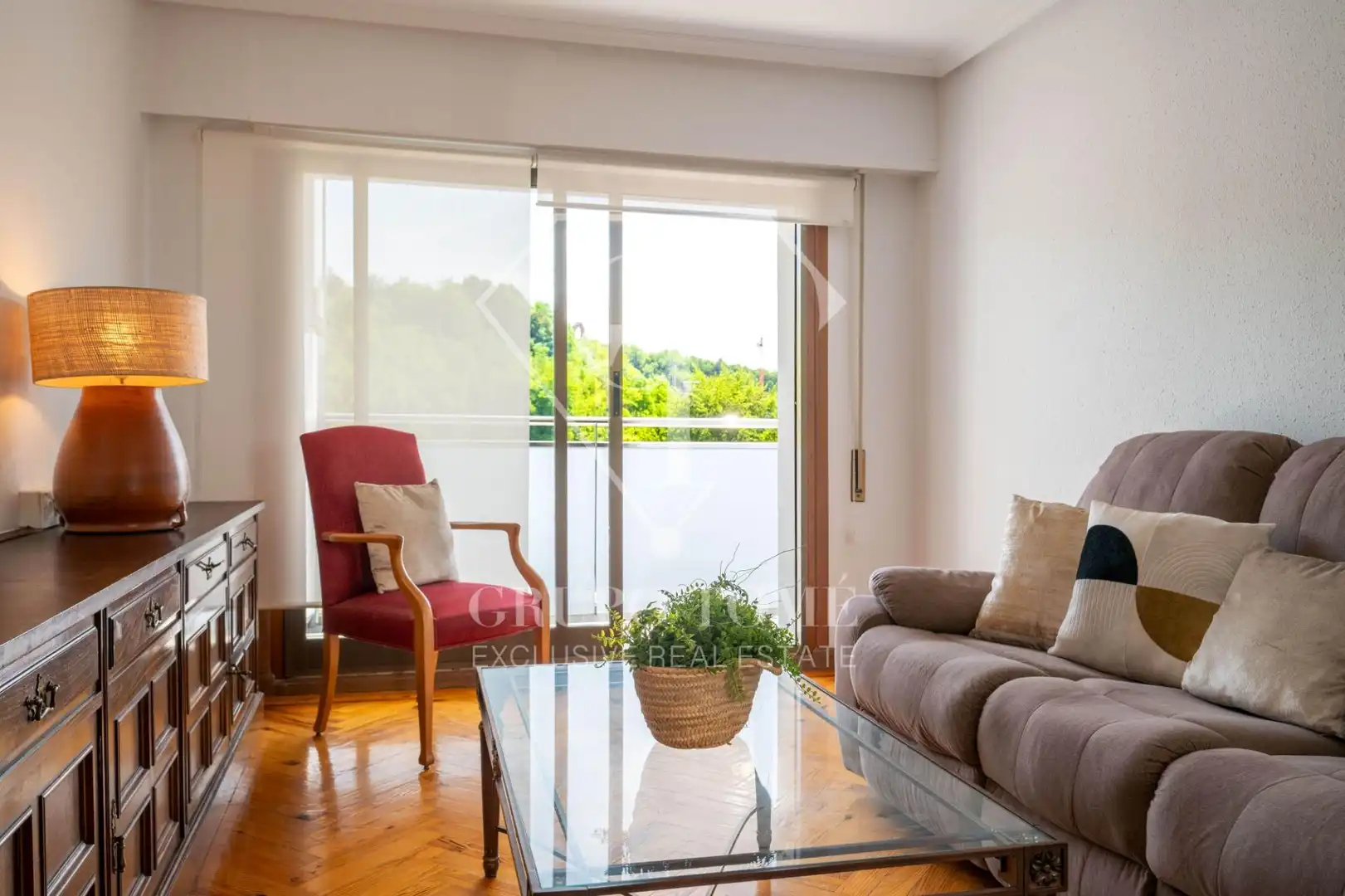Sala d'estar de Pis en venda en Donostia - San Sebastián  amb Calefacció, Terrassa i Balcó