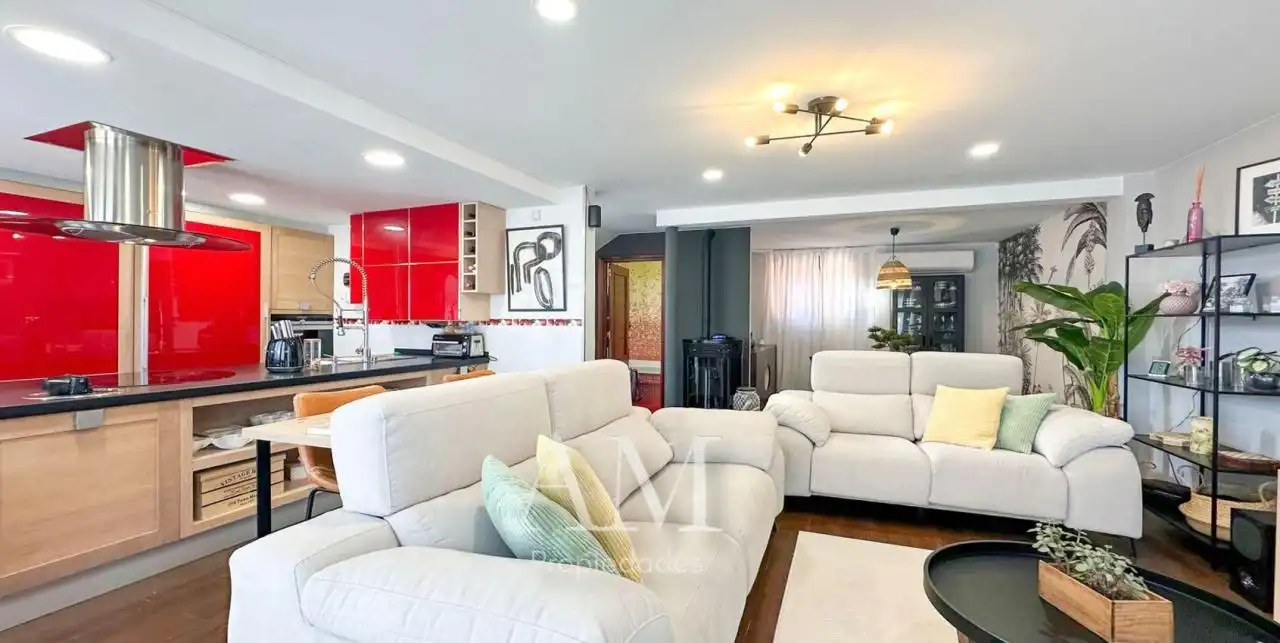 Sala d'estar de Casa o xalet en venda en Nigrán amb Calefacció, Jardí privat i Terrassa