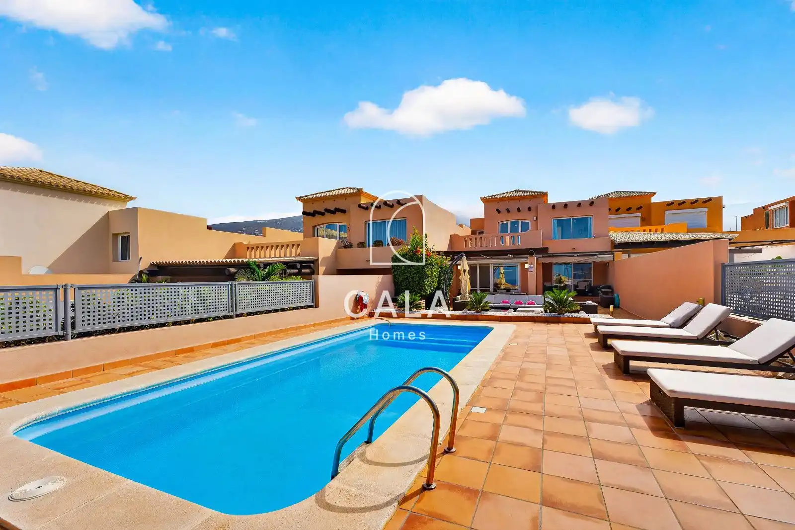 Vista exterior de Casa o xalet en venda en Adeje amb Aire condicionat, Calefacció i Piscina