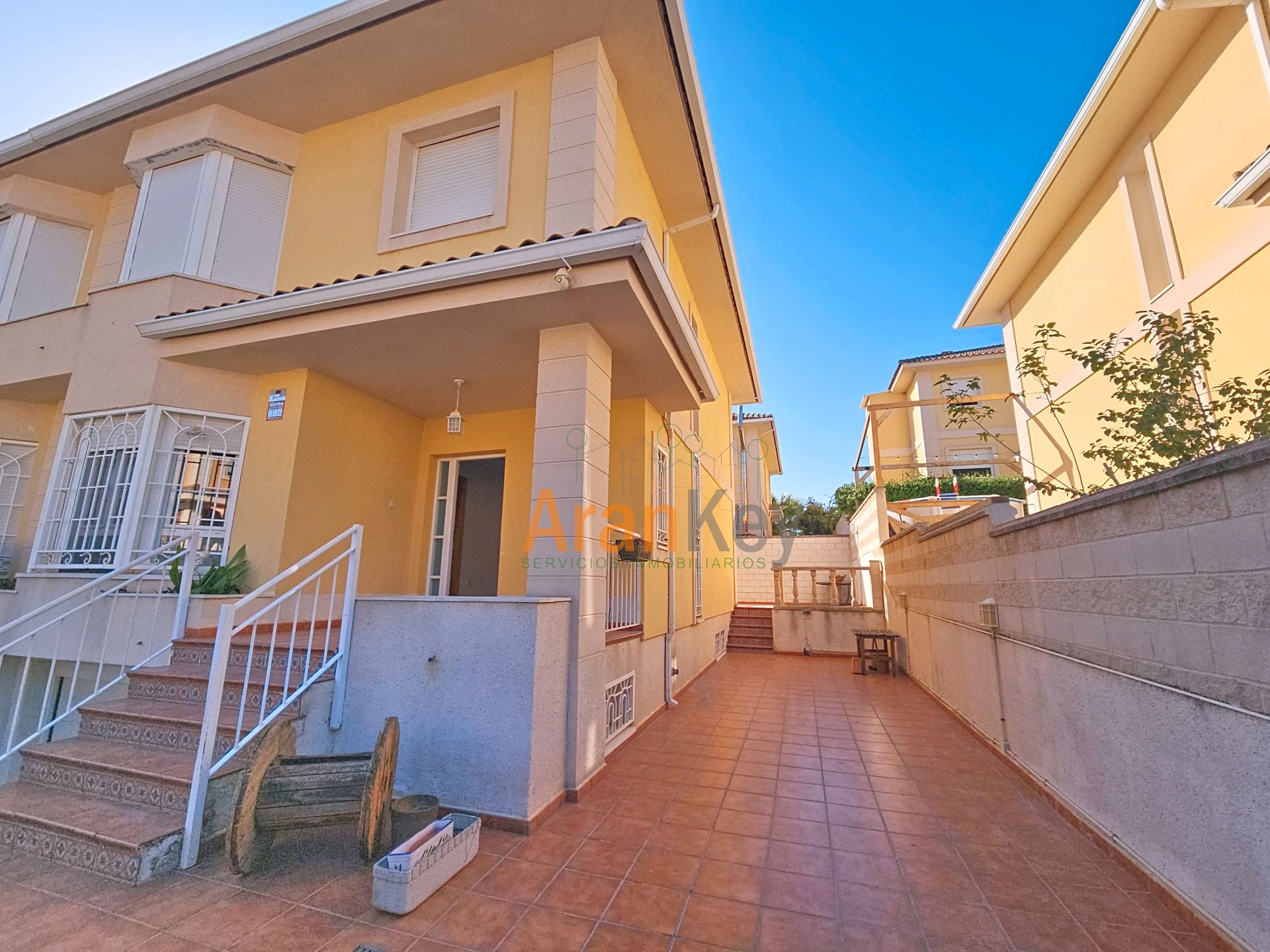Vista exterior de Casa adosada en venta en Ontígola con Calefacción, Parquet y Horno