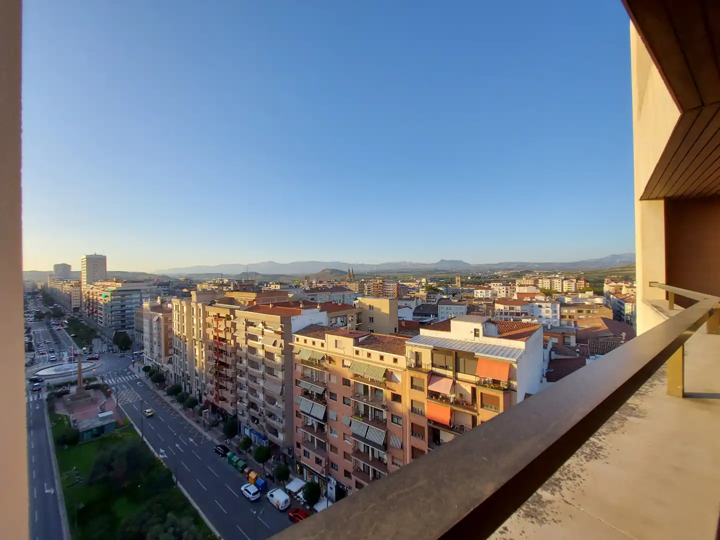 Vista exterior de Piso de alquiler en  Logroño con Calefacción, Terraza y Trastero