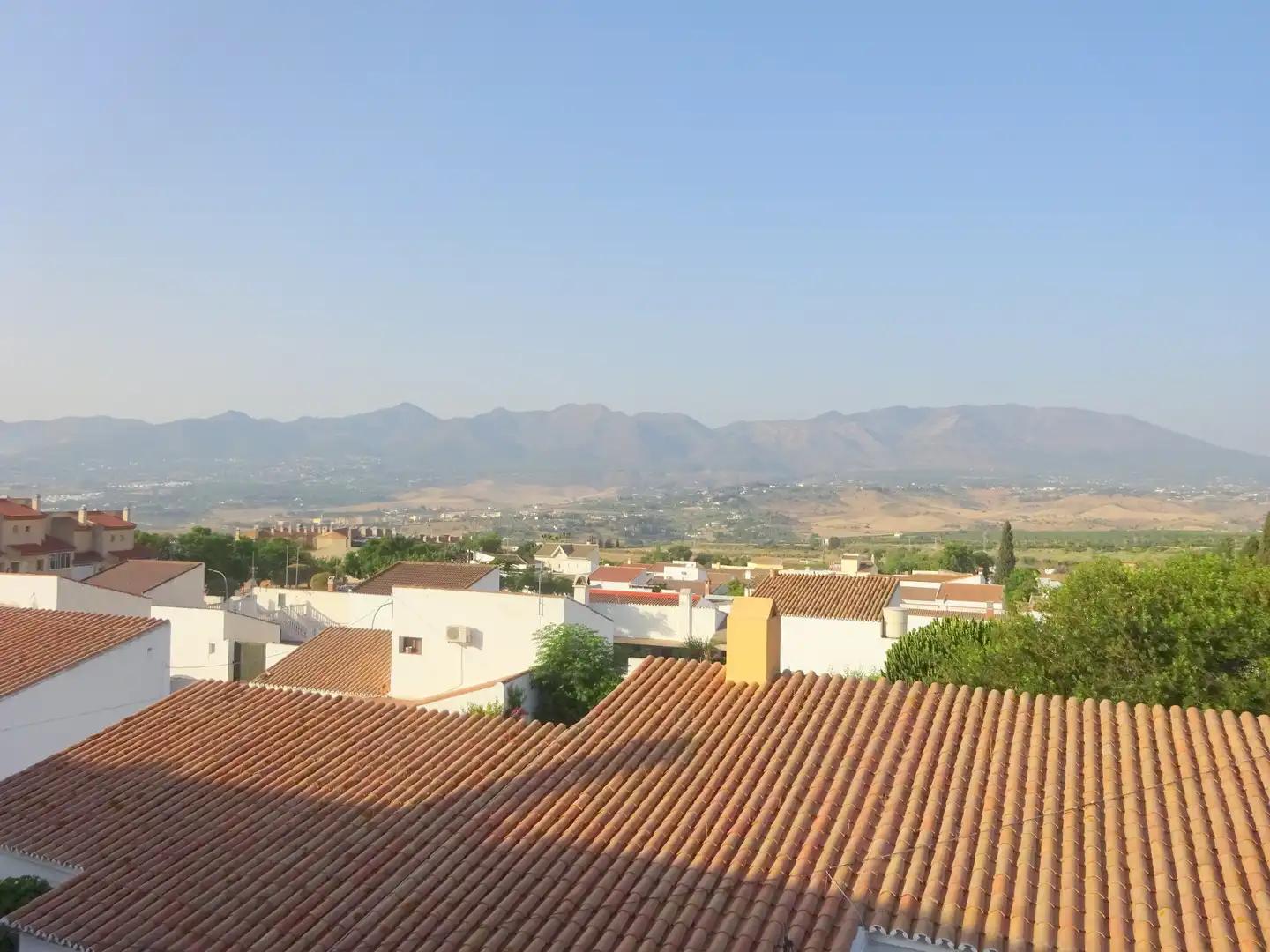 Vista exterior de Casa adosada en venda en Alhaurín de la Torre amb Aire condicionat, Jardí privat i Terrassa