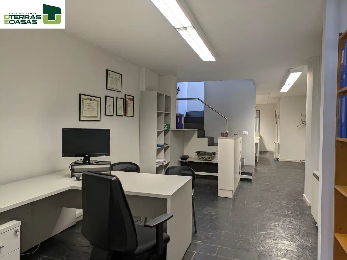 Oficina de lloguer en Pontevedra Capital  amb Aire condicionat, Calefacció i Moblat