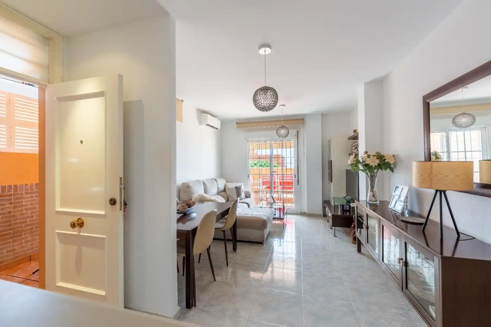 Sala de estar de Piso en venta en Roquetas de Mar con Aire acondicionado, Terraza y Amueblado