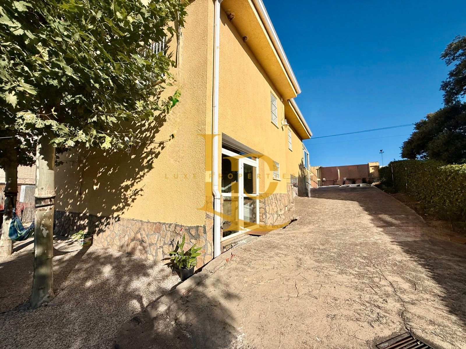 Vista exterior de Casa o xalet en venda en El Casar amb Aire condicionat, Calefacció i Jardí privat