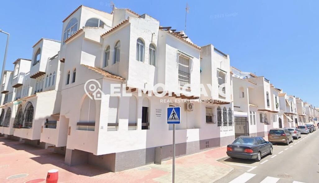 Vista exterior de Estudi en venda en Torrevieja amb Aire condicionat, Calefacció i Jardí privat