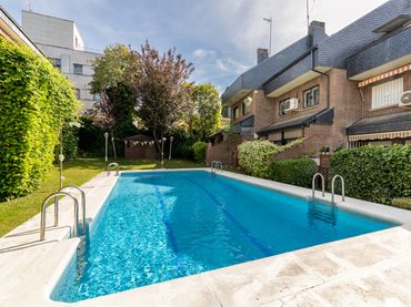 Xalet amb piscina en venda a Estación