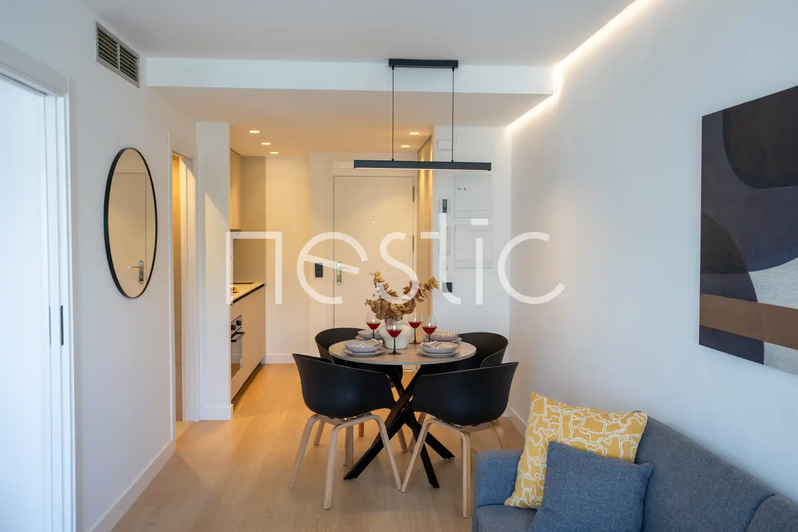 Menjador de Apartament de lloguer en Madrid amb Aire condicionat, Calefacció i Moblat