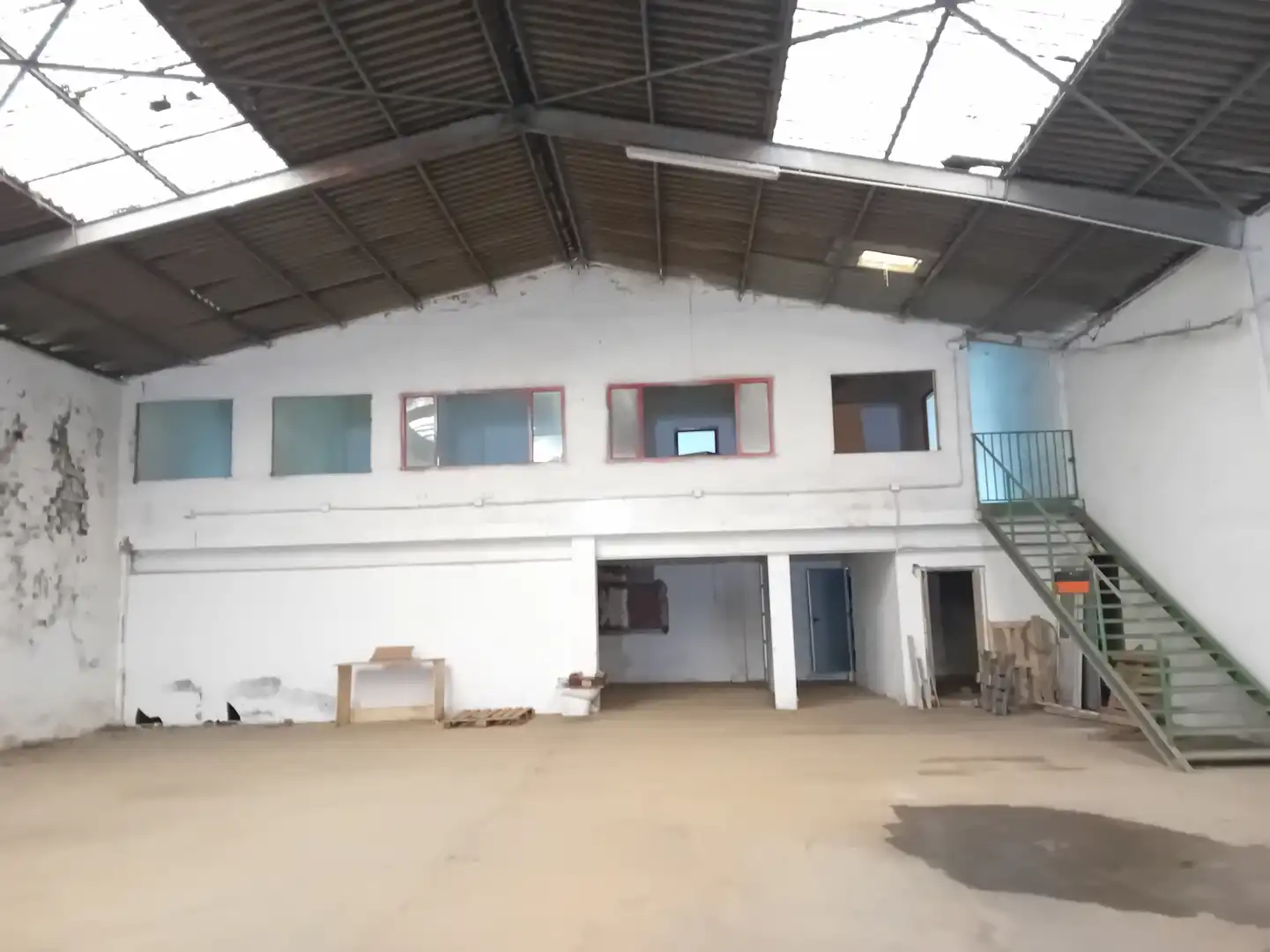 Außenansicht von Fabrikhallen zum Verkauf in Gijón 