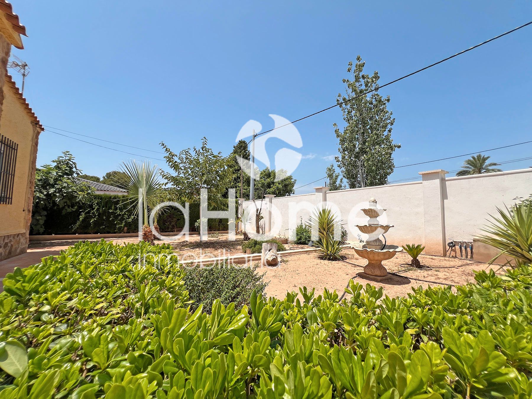 Exterior view of House or chalet for sale in La Pobla de Vallbona  with Air Conditioner, Private garden and Terrace