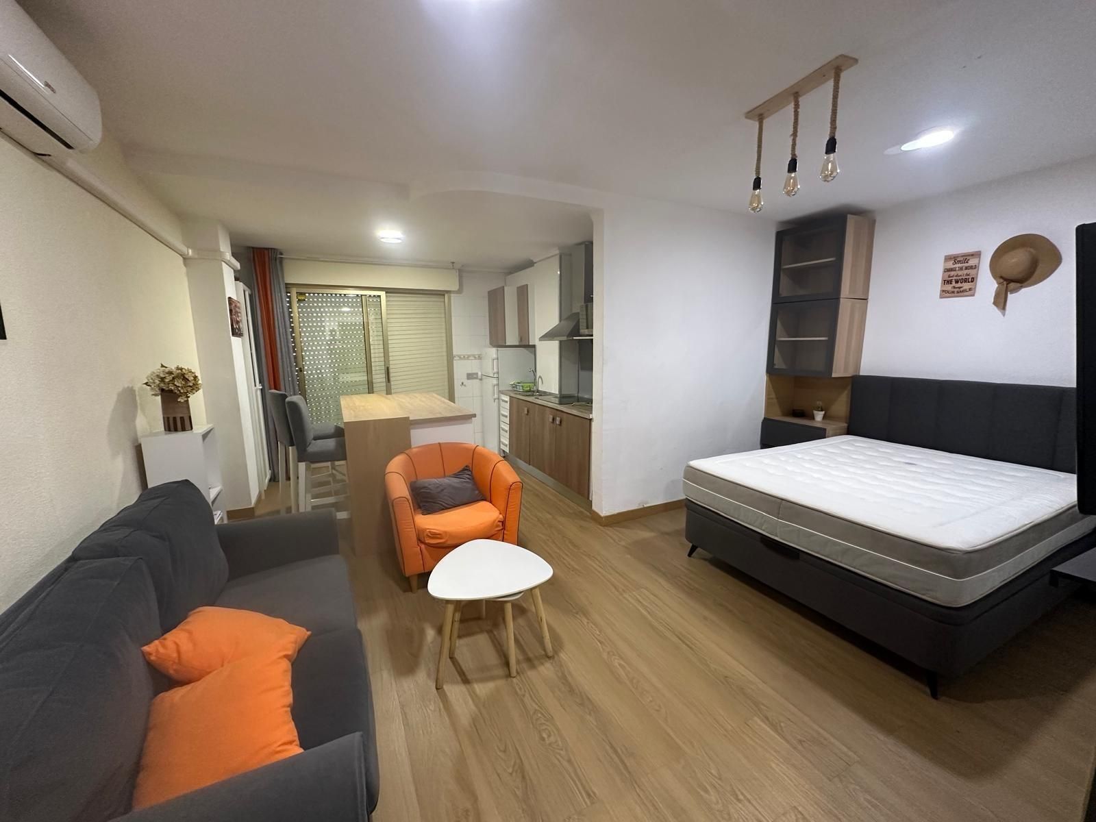 Dormitori de Estudi de lloguer en Torrevieja amb Aire condicionat i Terrassa