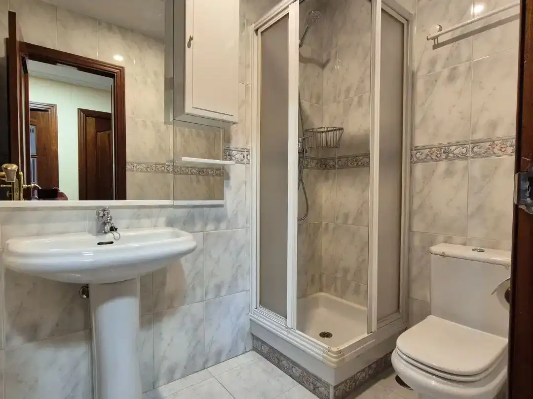 Badezimmer von Wohnung zum Verkauf in  Madrid Capital mit Klimaanlage und Terrasse