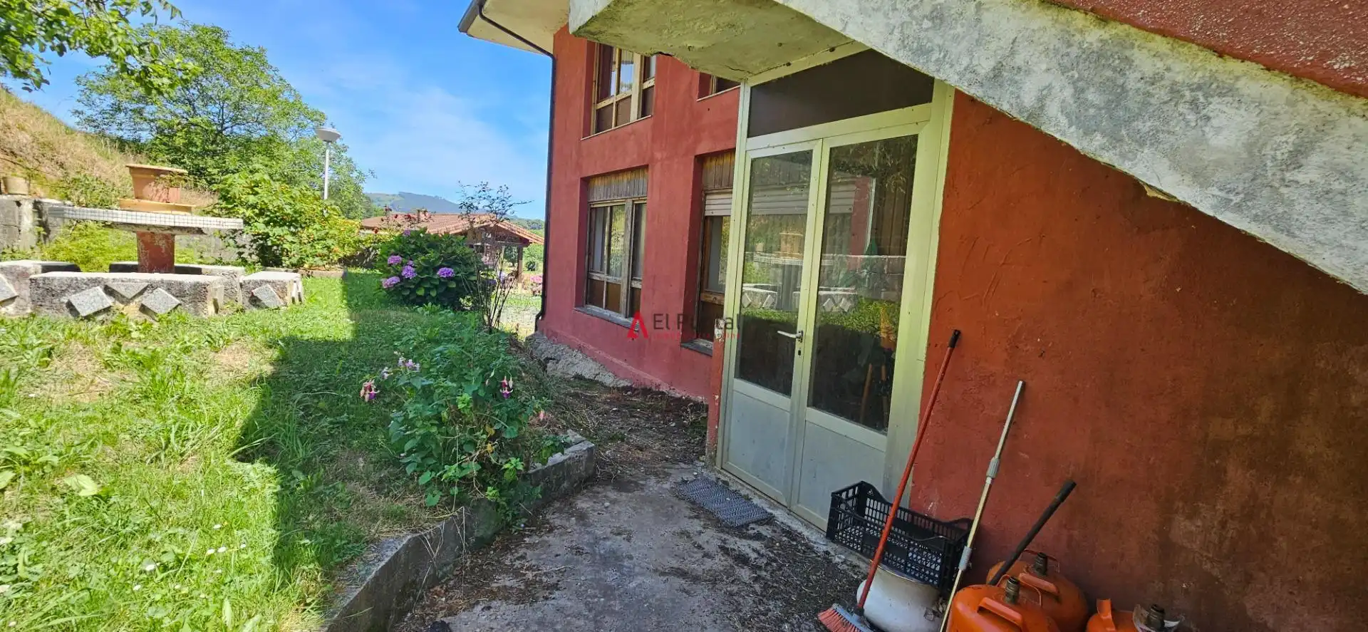Casa rústica amb terrassa en venda a Voto, imagen 79