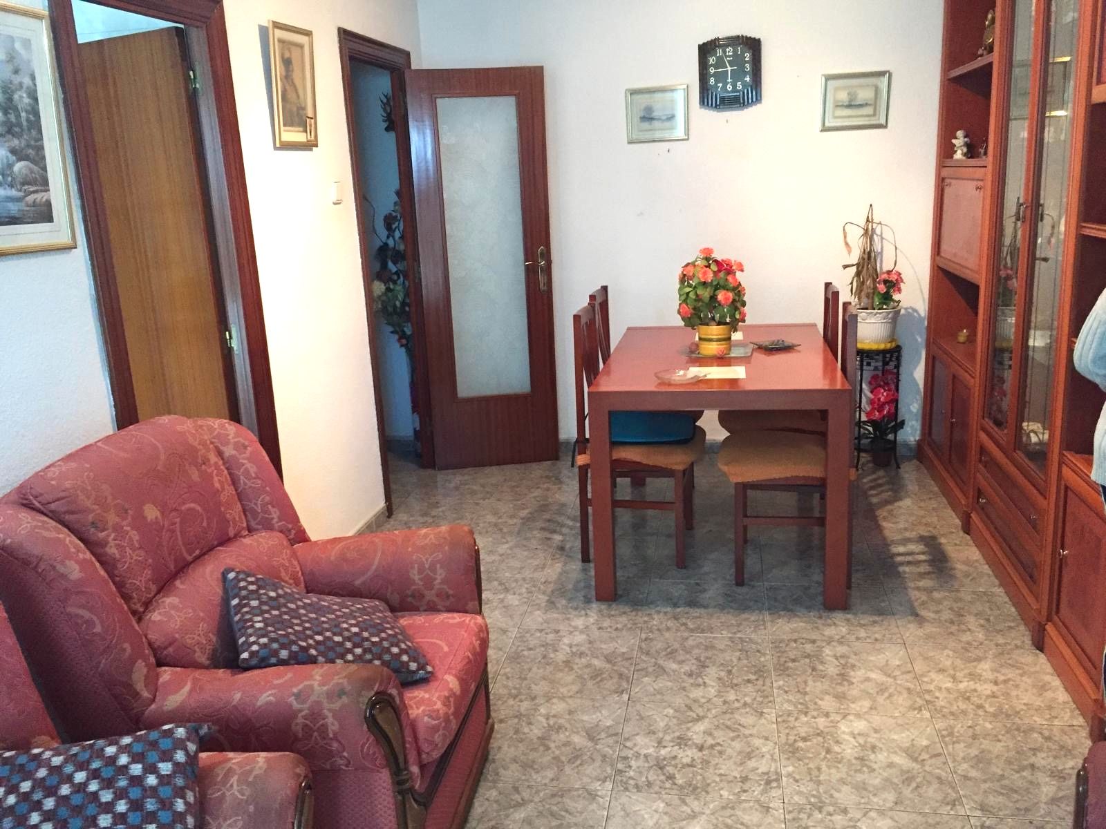 Dining room of Flat for sale in Santa Coloma de Gramenet  with Storage room, Furnished and Oven