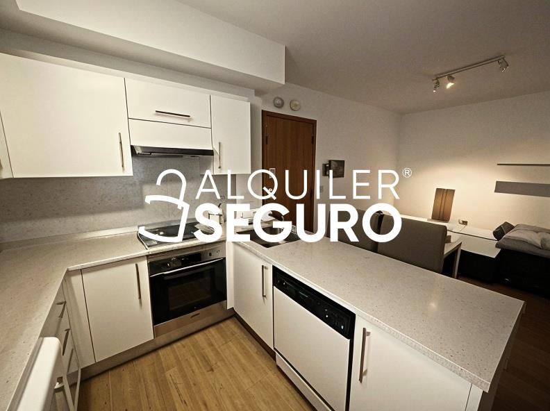 Cuina de Pis de lloguer en  Madrid Capital amb Calefacció, Traster i Piscina