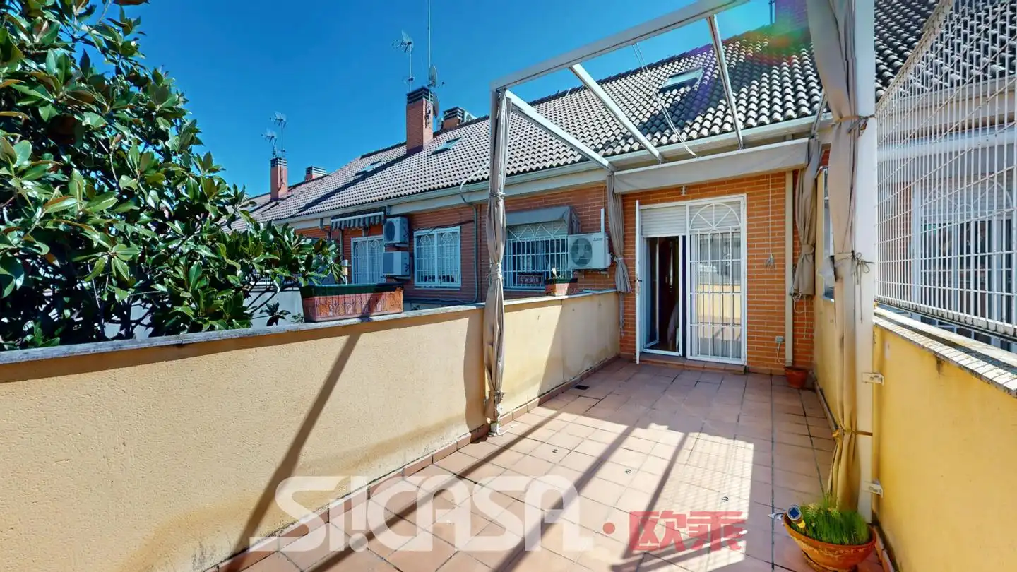 Vista exterior de Casa adosada en venta en Parla con Aire acondicionado, Calefacción y Terraza