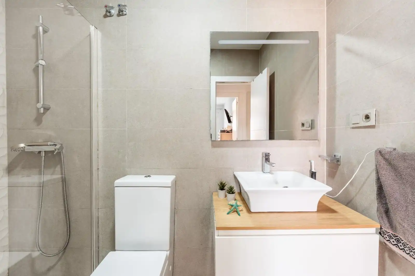 Baño de Piso en venta en Roquetas de Mar con Aire acondicionado, Terraza y Amueblado