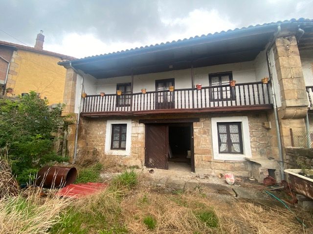 Vista exterior de Casa o xalet en venda en Los Corrales de Buelna  amb Moblat