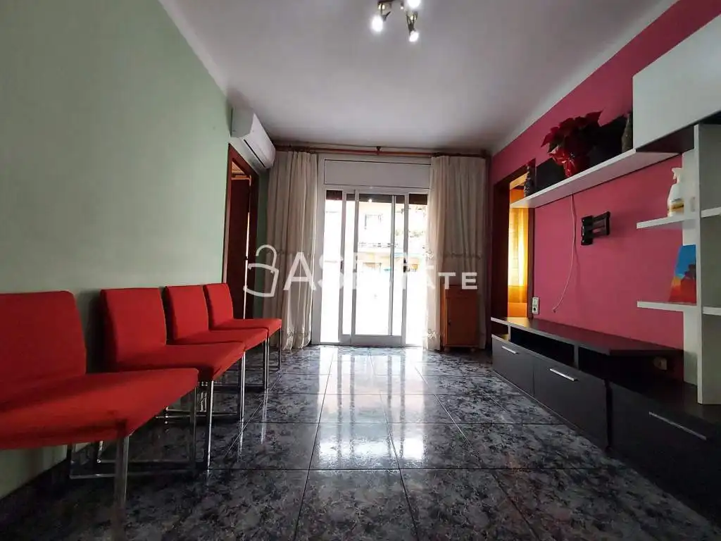 Sala de estar de Piso en venta en L'Hospitalet de Llobregat con Aire acondicionado y Amueblado