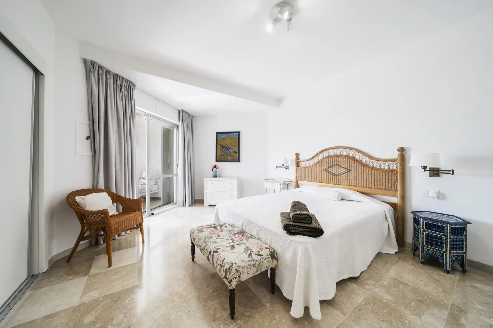 Dormitori de Apartament de lloguer en Marbella amb Aire condicionat, Terrassa i Moblat