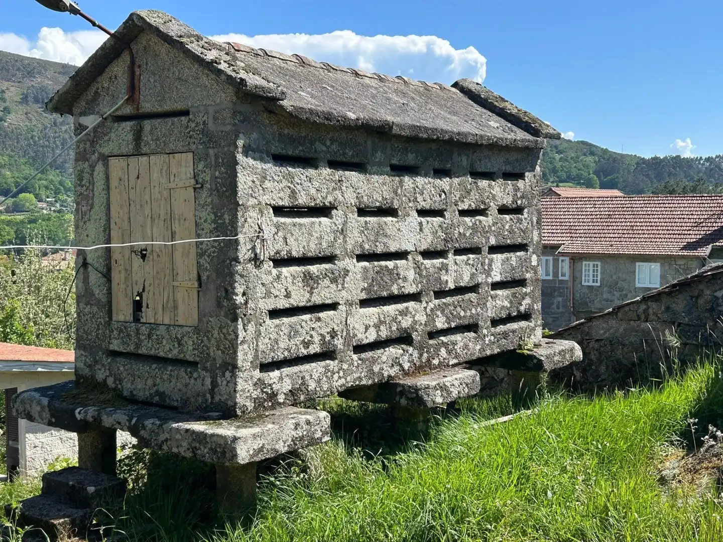 Vista exterior de Finca rústica en venda en Cotobade amb Balcó