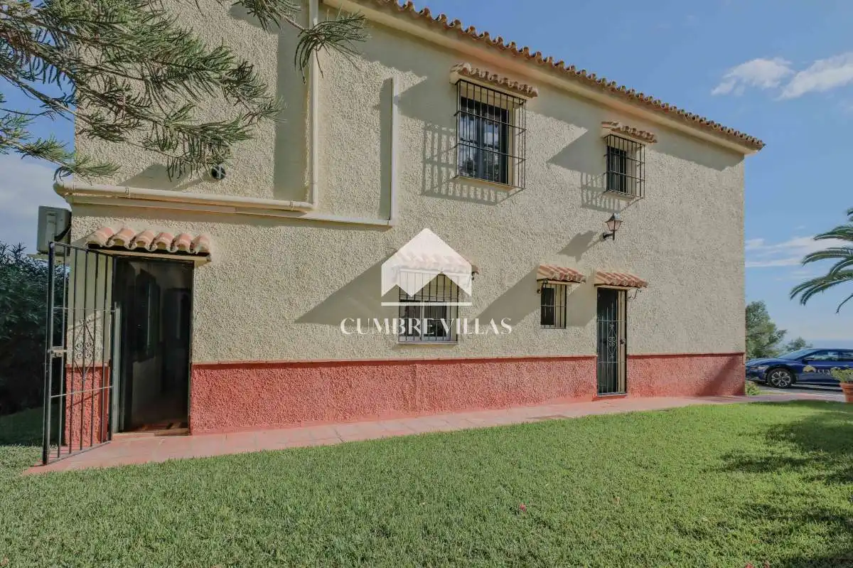 Vista exterior de Casa o xalet en venda en Nerja amb Jardí privat i Terrassa