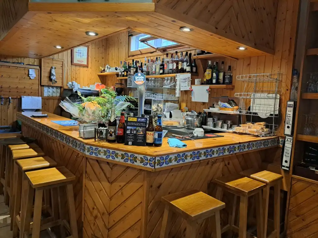 Local en traspaso en Alp con Calefacción, Parquet y Terraza