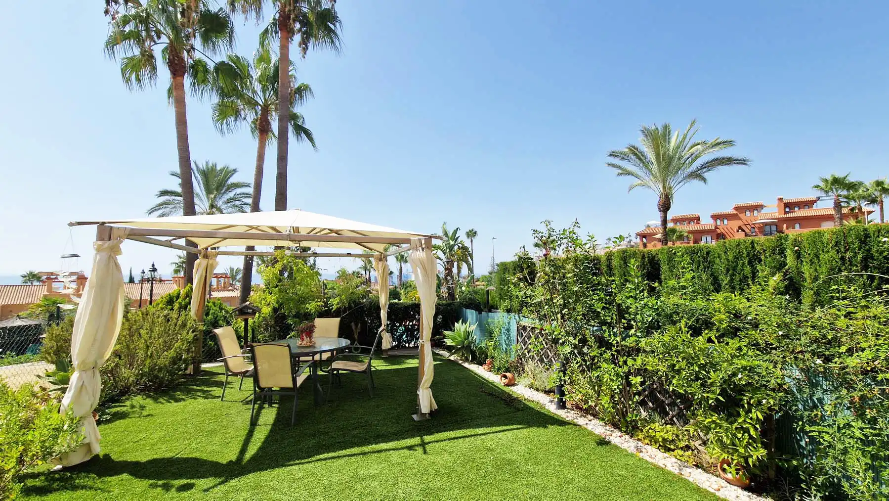 Garten von Einfamilien-Reihenhaus zum Verkauf in Estepona mit Klimaanlage, Privatgarten und Terrasse