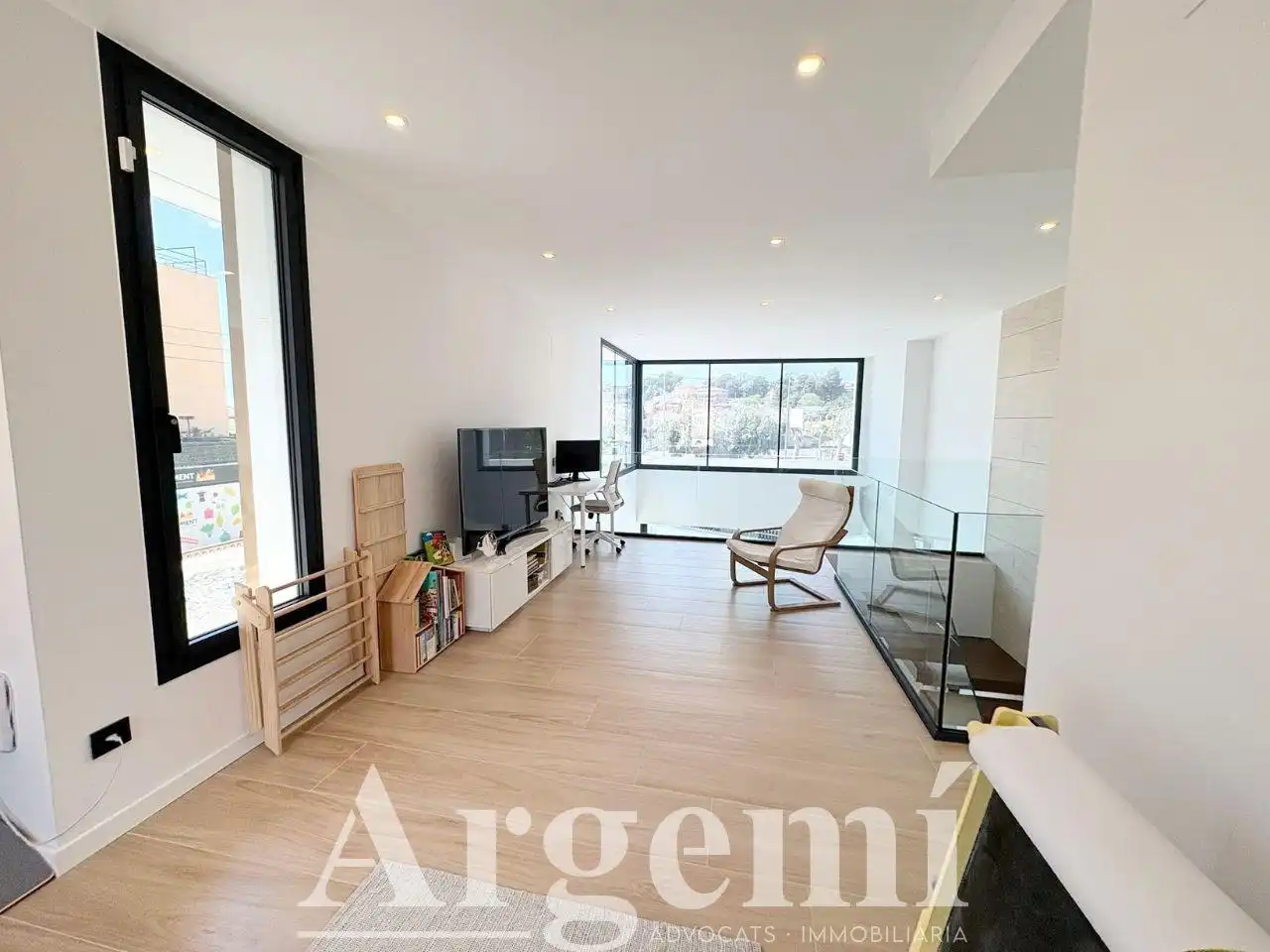 Sala de estar de Casa o chalet en venta en Santa Perpètua de Mogoda con Aire acondicionado, Jardín privado y Piscina