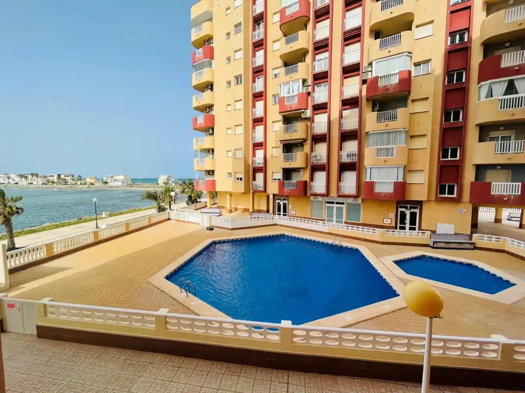 Piscina de Apartamento en venta en La Manga del Mar Menor