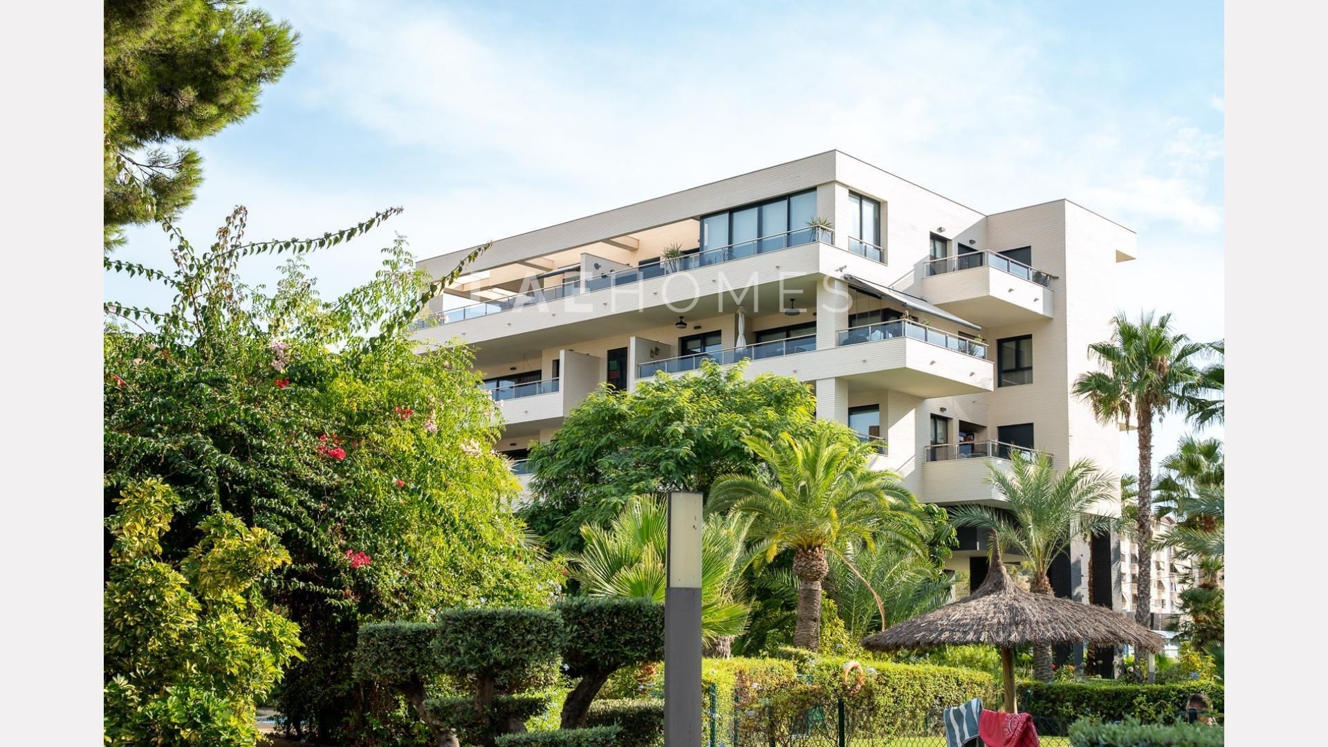 Vista exterior de Àtic en venda en Alicante / Alacant amb Terrassa, Traster i Piscina comunitària